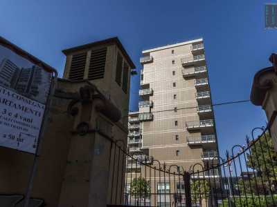Non riusciamo a completare il giro della struttura: transenne e cancelli non permettono il passaggio. Ma abbiamo visto abbastanza: una struttura che seppur risparmiata dall�abbattimento appare ormai isolata, in un contesto fatto di alti palazzi e nuove costruzioni, l� dove un tempo si respirava aria impregnata di malto d�orzo e luppolo